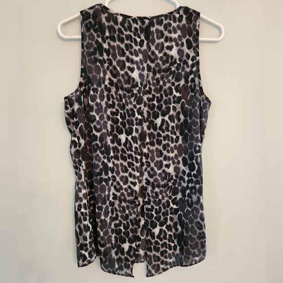 EXPRESS Black and White print blouse with slit open back. Size M. Beautiful - Picture 4 of 5